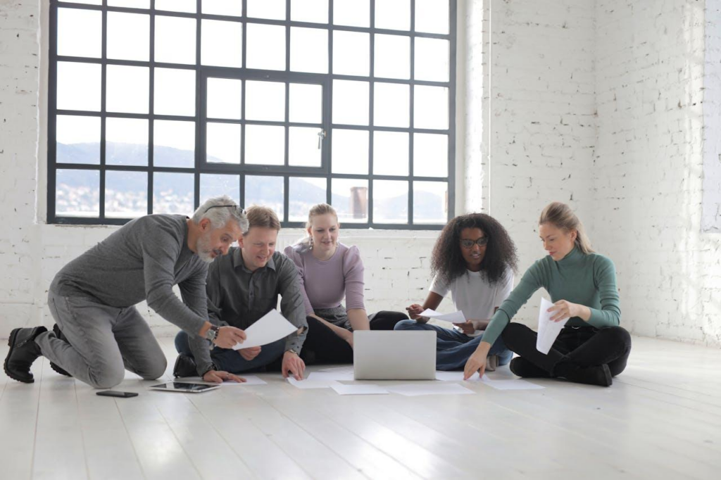 Photo d'une équipe qui prépare un plan de veille d'une entreprise