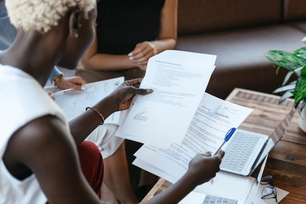 Photo d'une femme qui lit un document