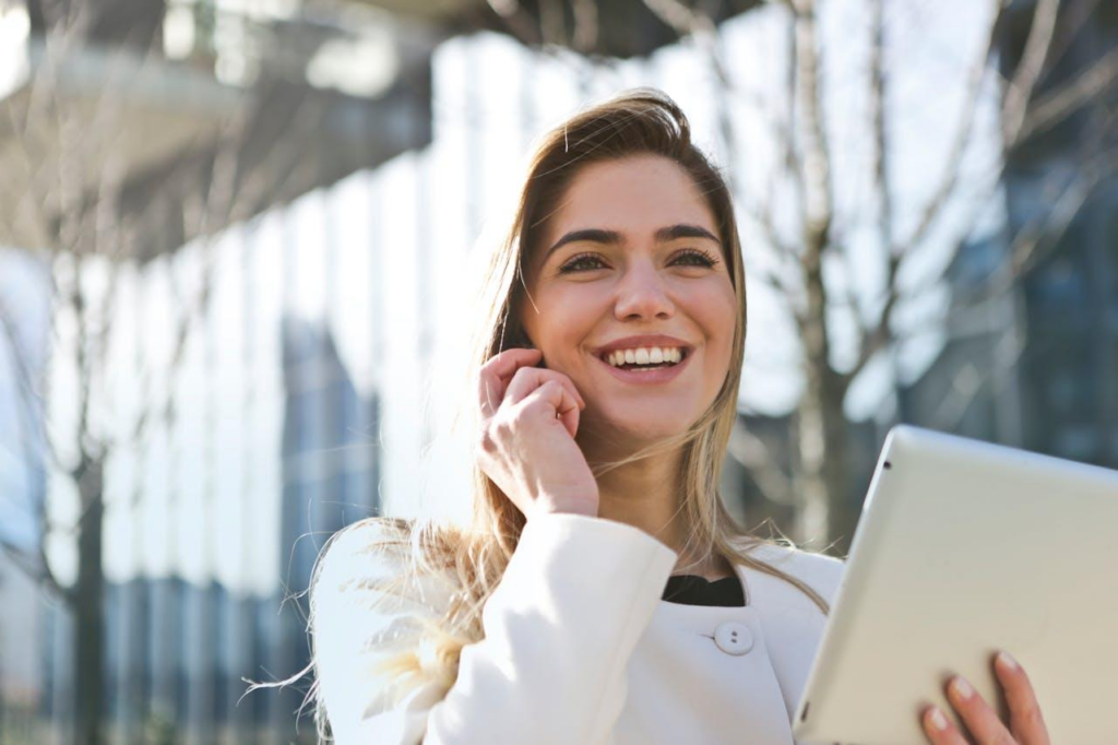 Photo d'une femme qui parle au téléphone