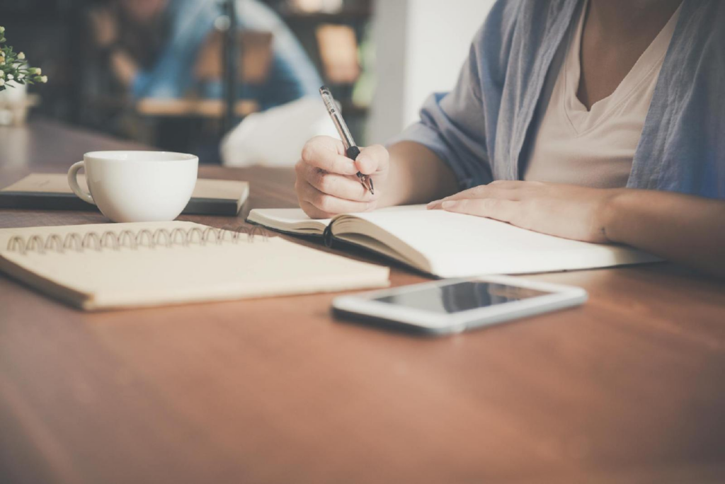 Photo d'une femme qui écrit dans un agenda