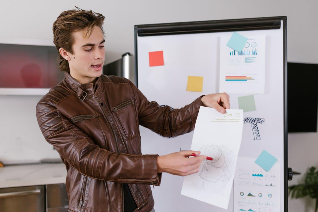 Photo d'un homme qui présente un plan